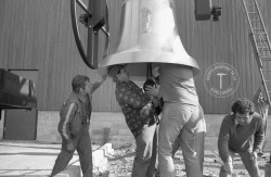 0291B  Installation de la cloche ao  t 1982  6 